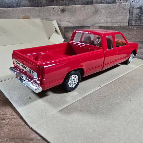 Ertl AMT 1993 Chevy C-1500 Extended-Cab Victory Red Dealer Promo - Picture 8 of 11